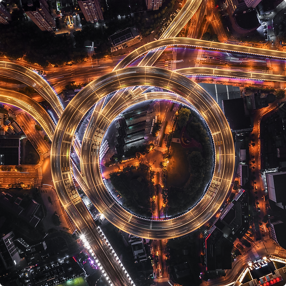 Route nocturne illuminée d’en haut