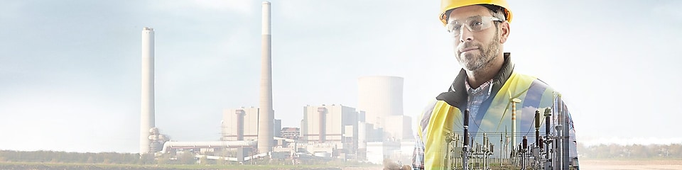 ouvrier portant un casque jaune transposé sur un fond de centrale électrique