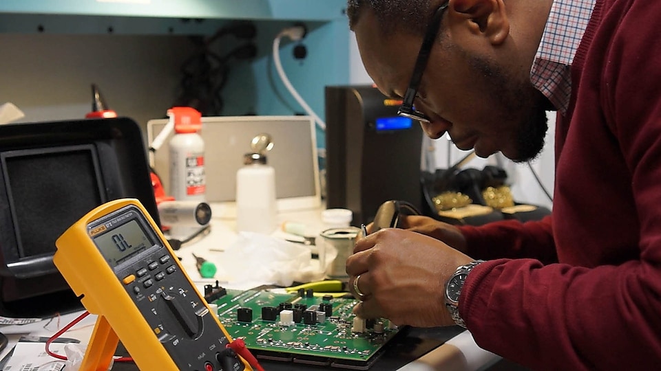 Ingénieurs de Shell TechWorks au travail dans un atelier