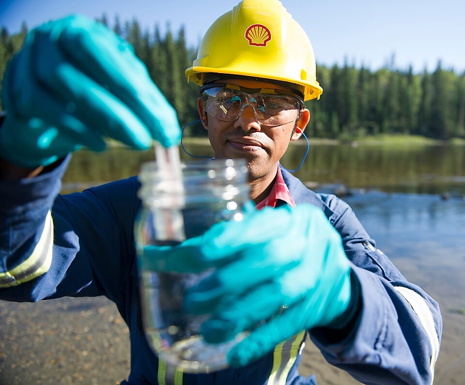 Coordinateur environnement de Shell testant un échantillon d'eau